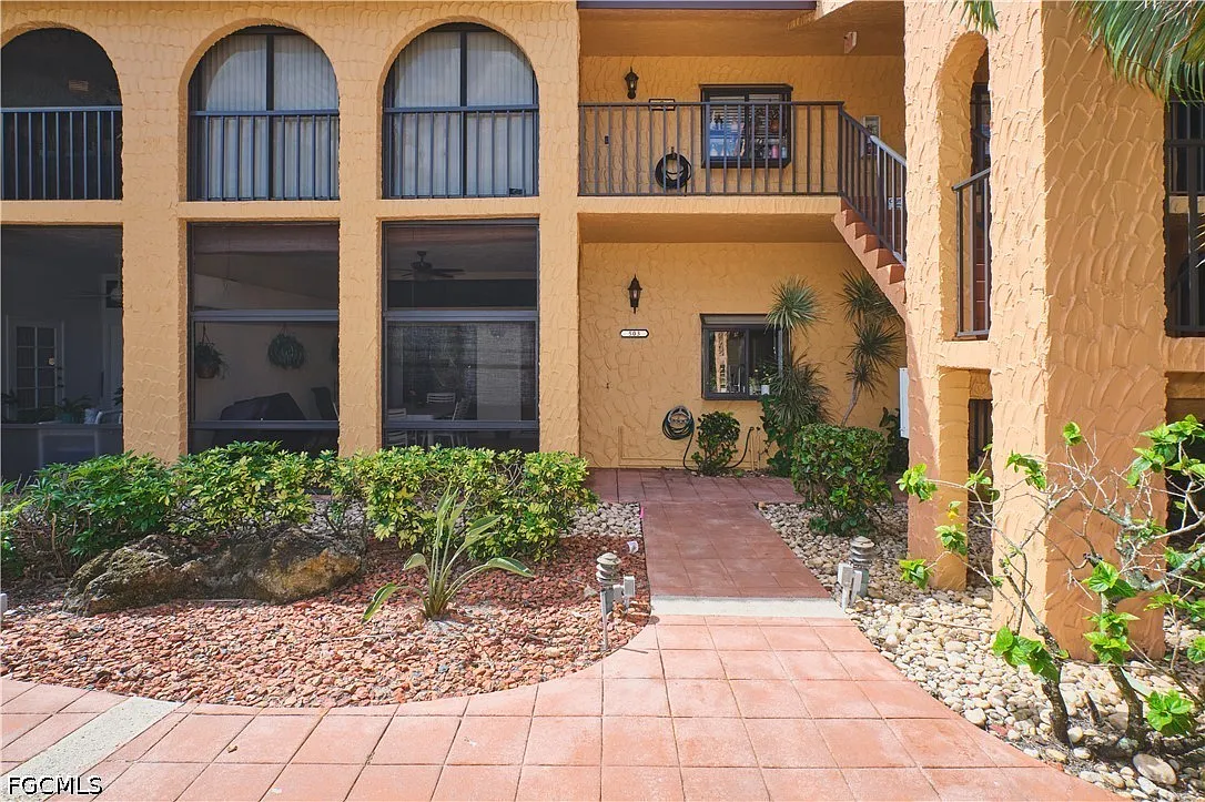 2 bed, 2.0 bath, 1306 sqft, $1,800 — Photo 2