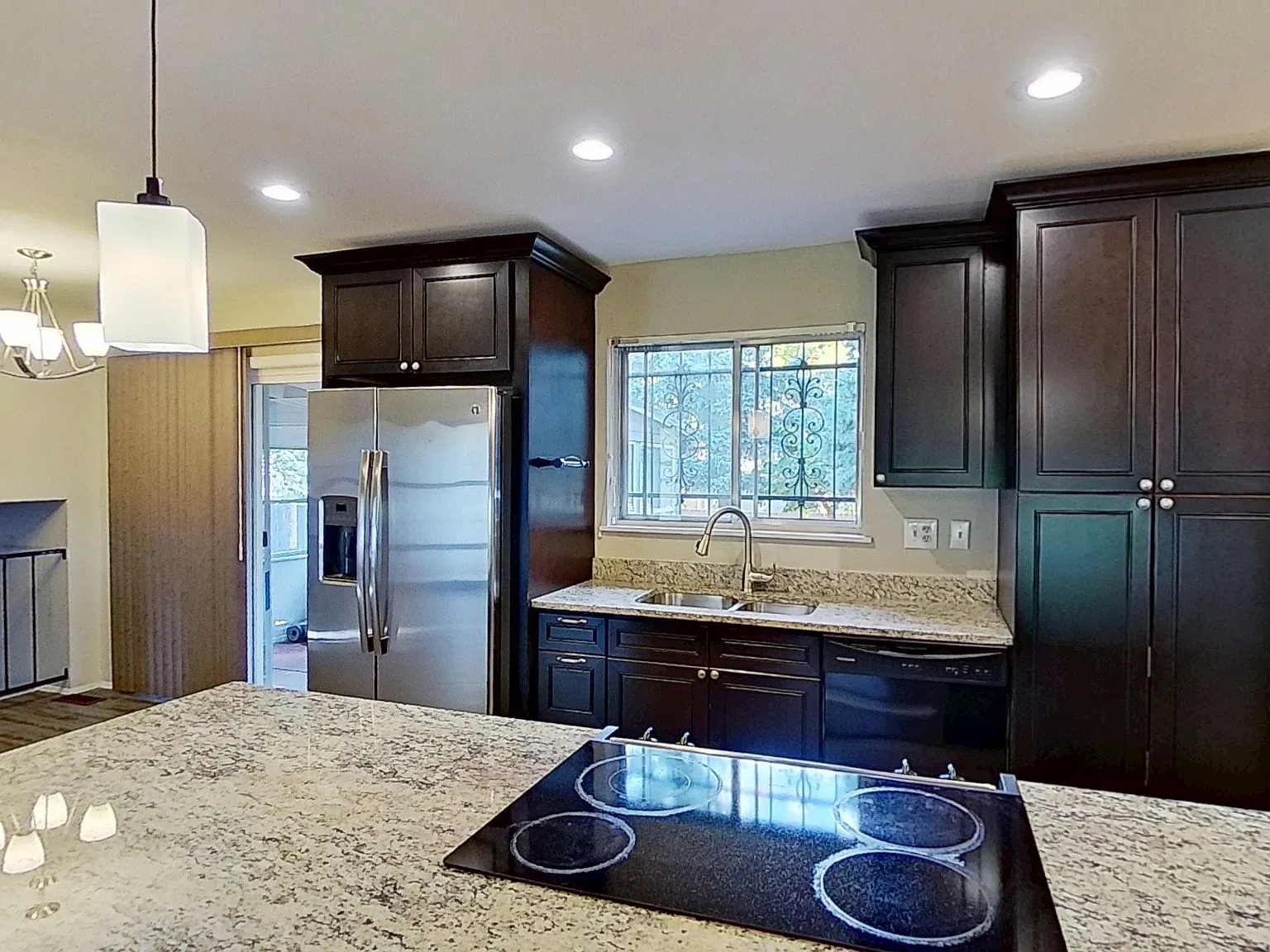 4 bed, 2672 sqft, $3,995 — Photo 3