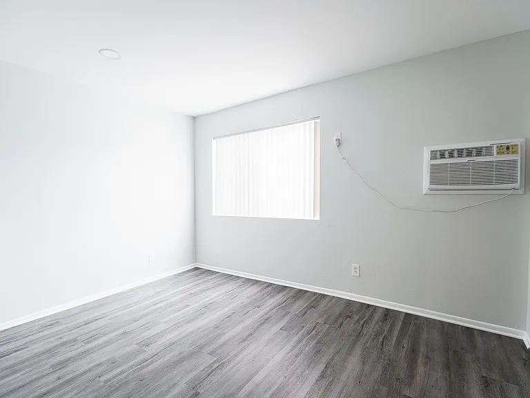 4444 Ensign Avenue — Photo 41