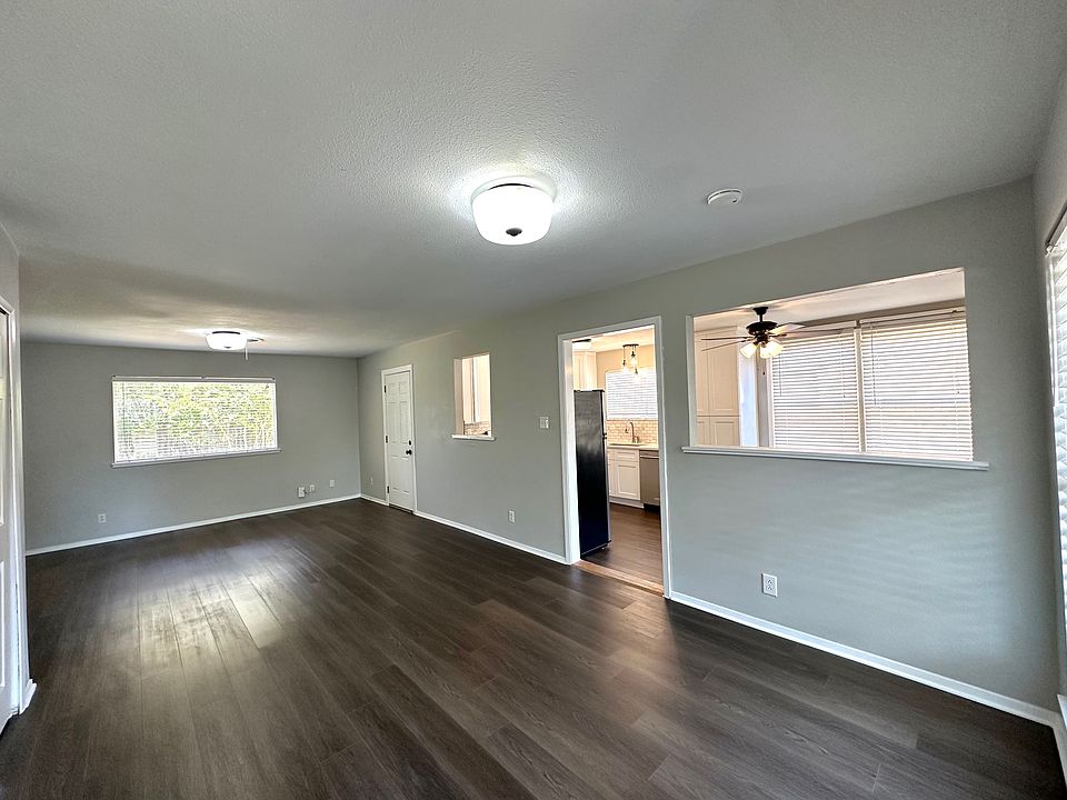 2nd image of 8302 Briarwood Ln