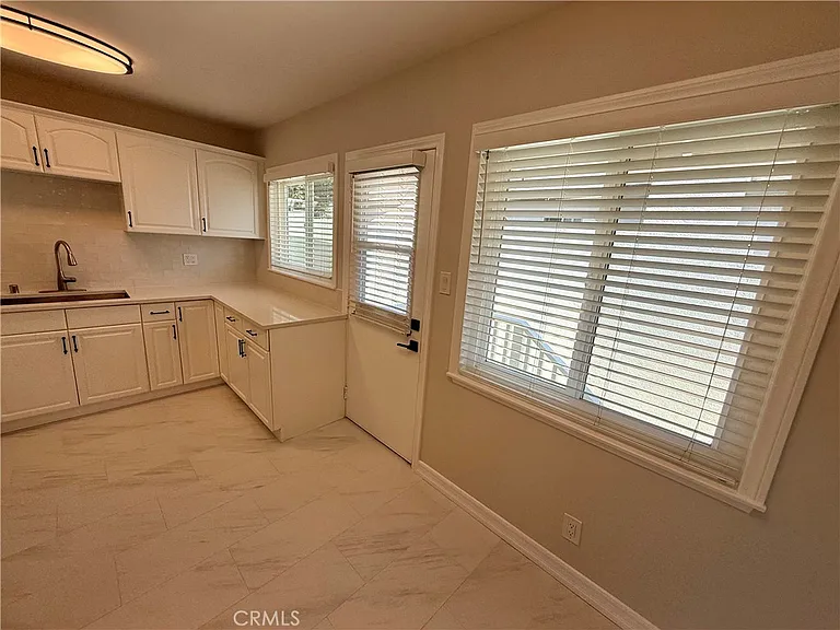 517 Blossom Ln — Photo 7