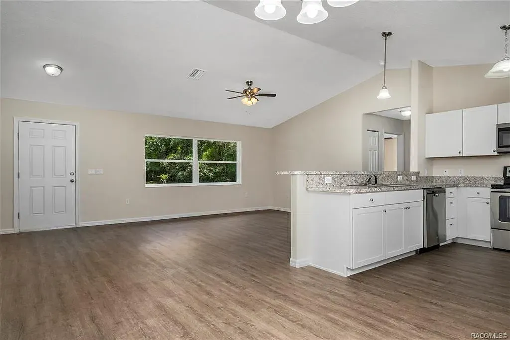 3 bed, 1347 sqft, $1,900 — Photo 3