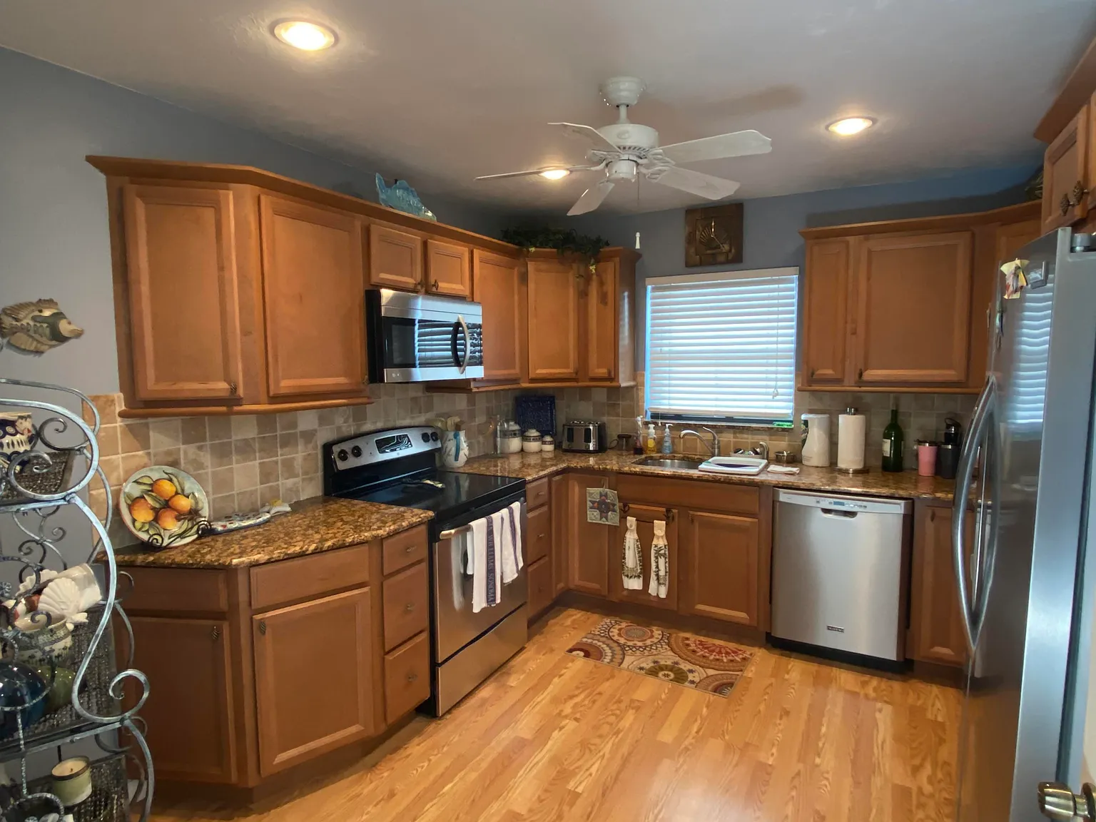 2 bed, 2.0 bath, 1063 sqft, $4,500 — Photo 2