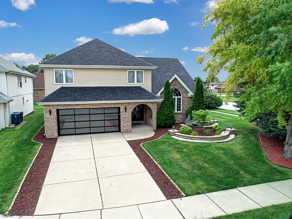 2nd image of 2005 Fairview Ln