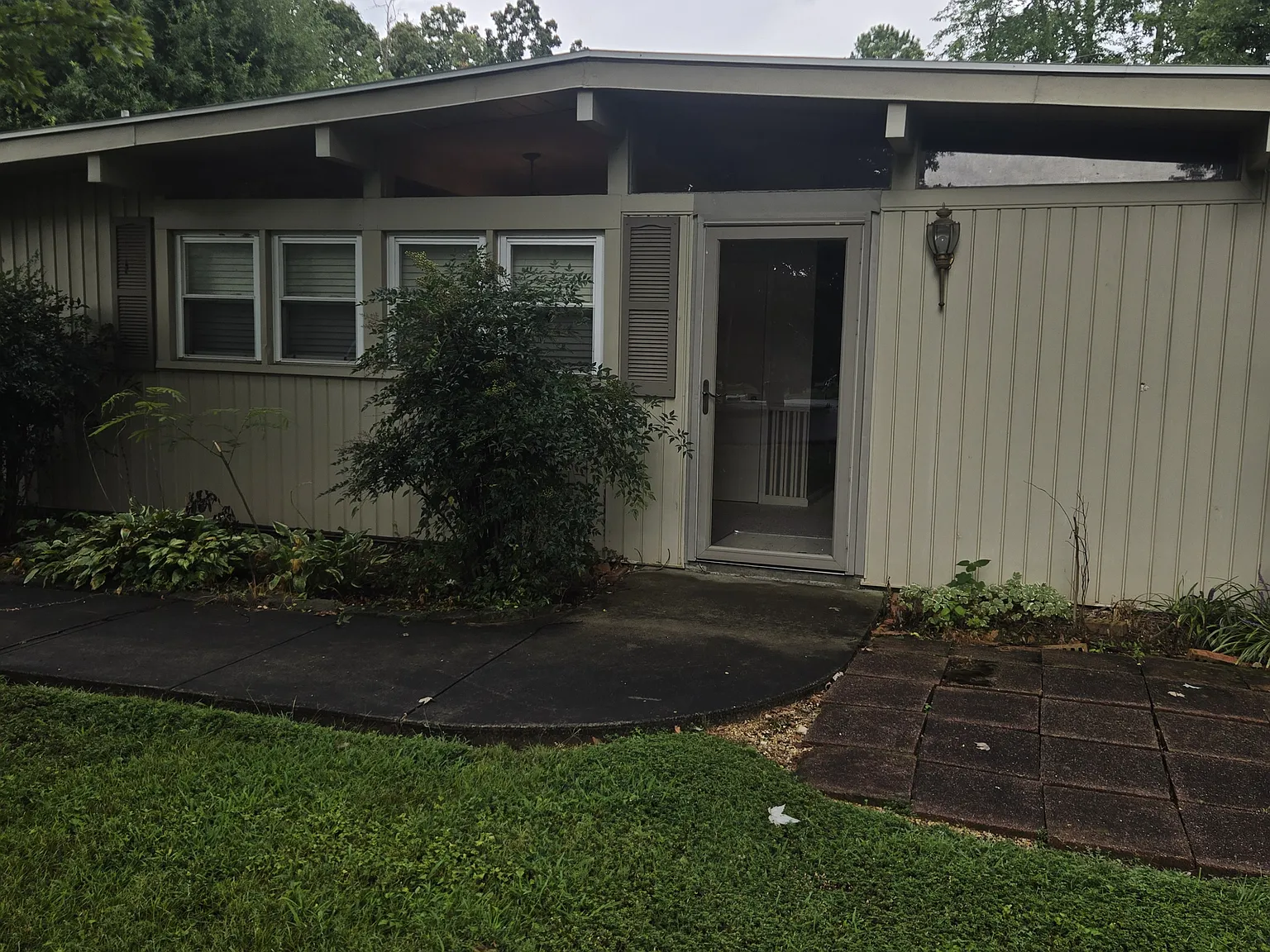 3 bed, 1.5 bath, 1300 sqft, $1,250 — Photo 1
