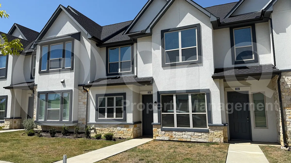 4 bed, 2.5 bath, 2159 sqft, $2,449 — Photo 3
