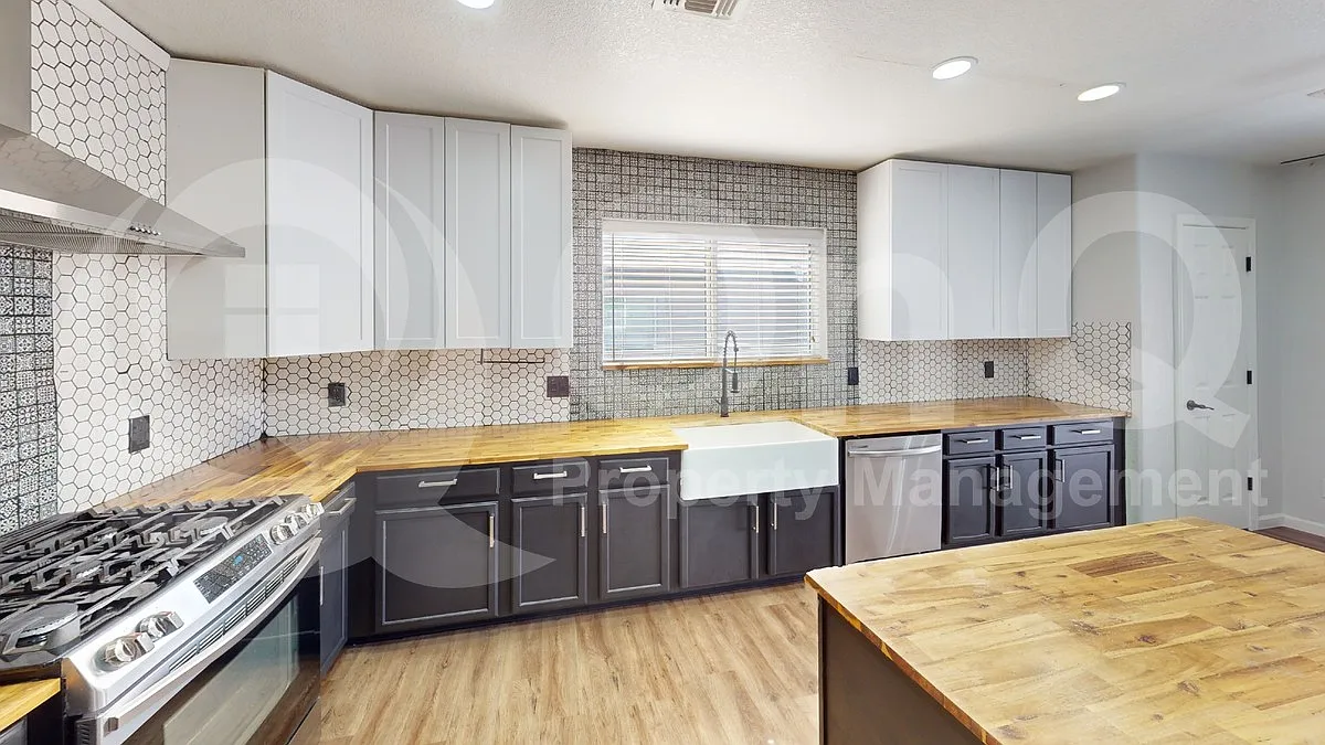 5 bed, 2.0 bath, 1990 sqft, $2,199 — Photo 4