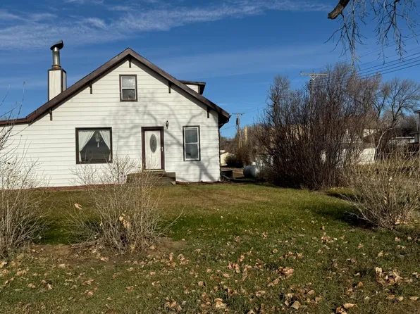 202 3rd Ave NW, Kenmare, ND 58746