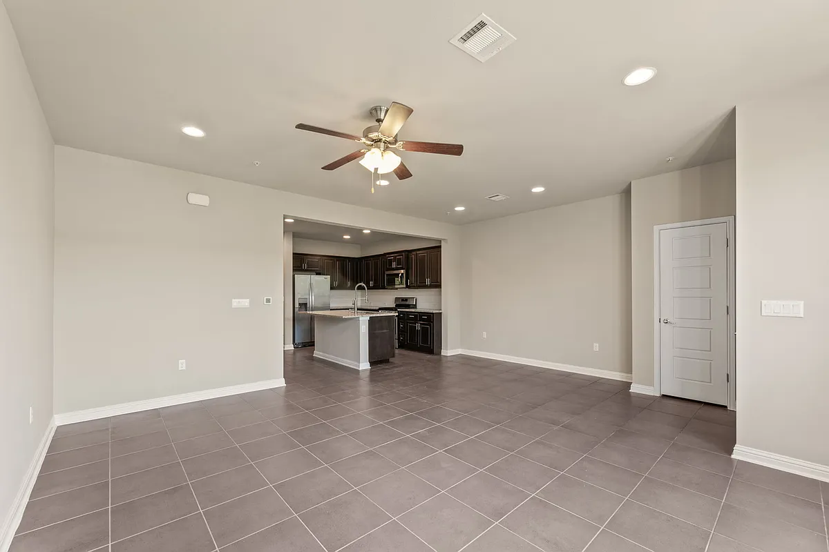 Building Photo - 6814 E Riverside Dr #33