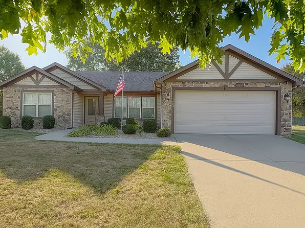 1004 Hawthorne Dr, Charleston, IL 61920