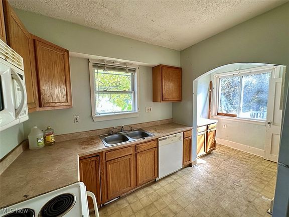 4th image of 906 Lawton St