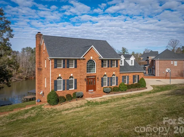 46 Mariners Point Ln, Hickory, NC 28601