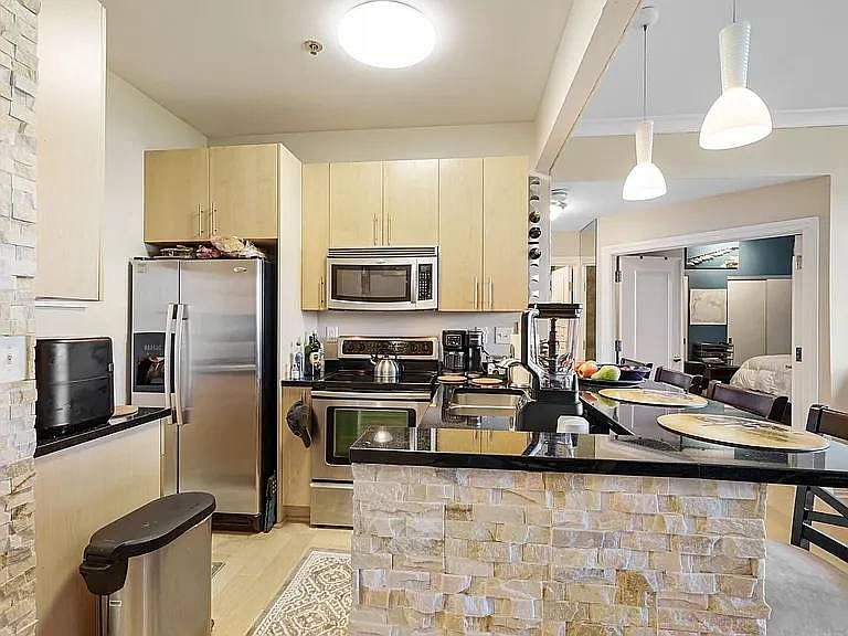 1st image of 1001 W Jefferson Ave #1J