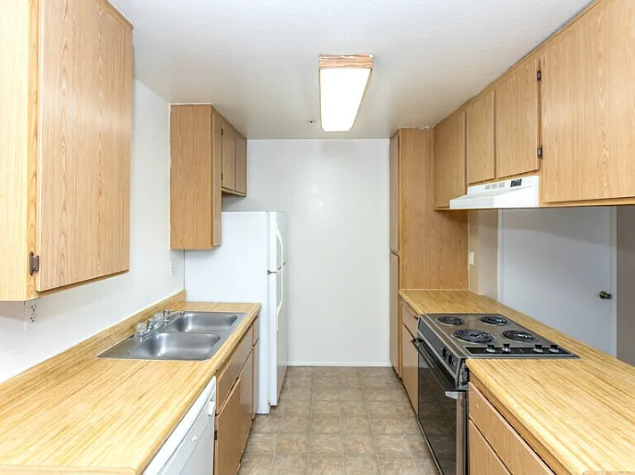 Sunset Pointe — Photo 12