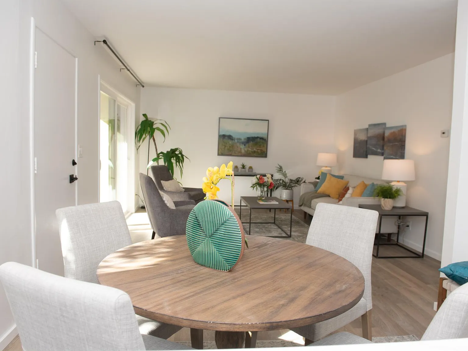 2 bed, 860 sqft, $3,075 — Photo 2