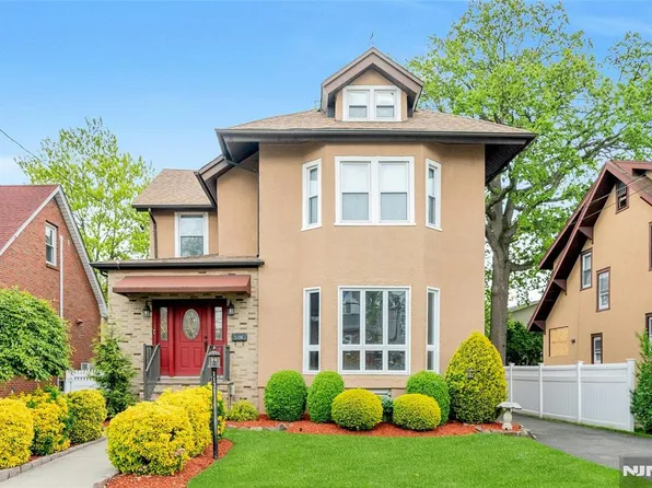 1130 Edgewood Ln, Fort Lee, NJ 07024
