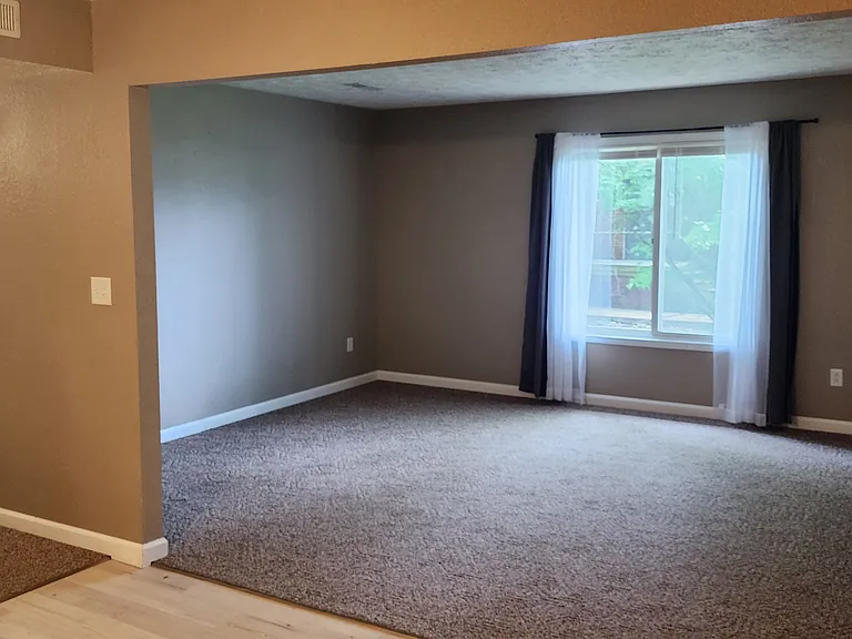 Large Living Room - Open concept between Kitchen and Living Room