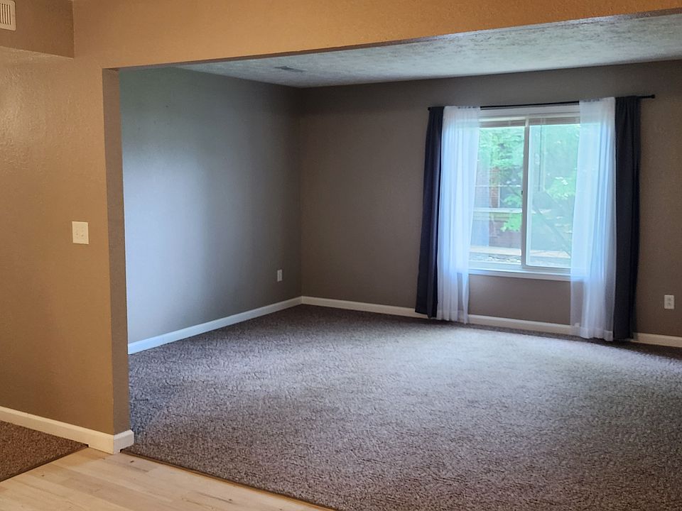 Large Living Room - Open concept between Kitchen and Living Room