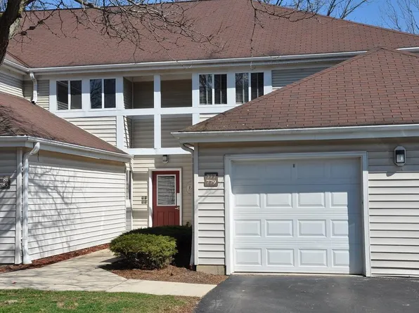 777 W Puetz Rd #24, Oak Creek, WI 53154