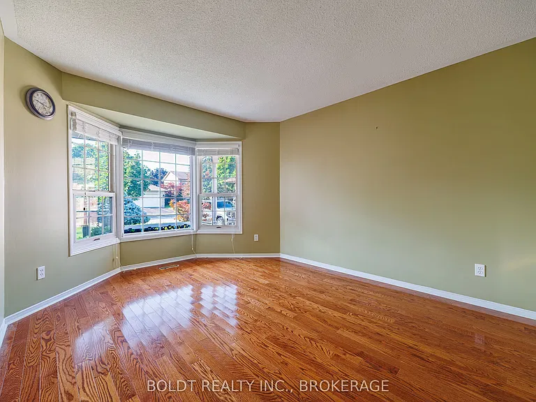 64 Carmine Cres — Photo 4