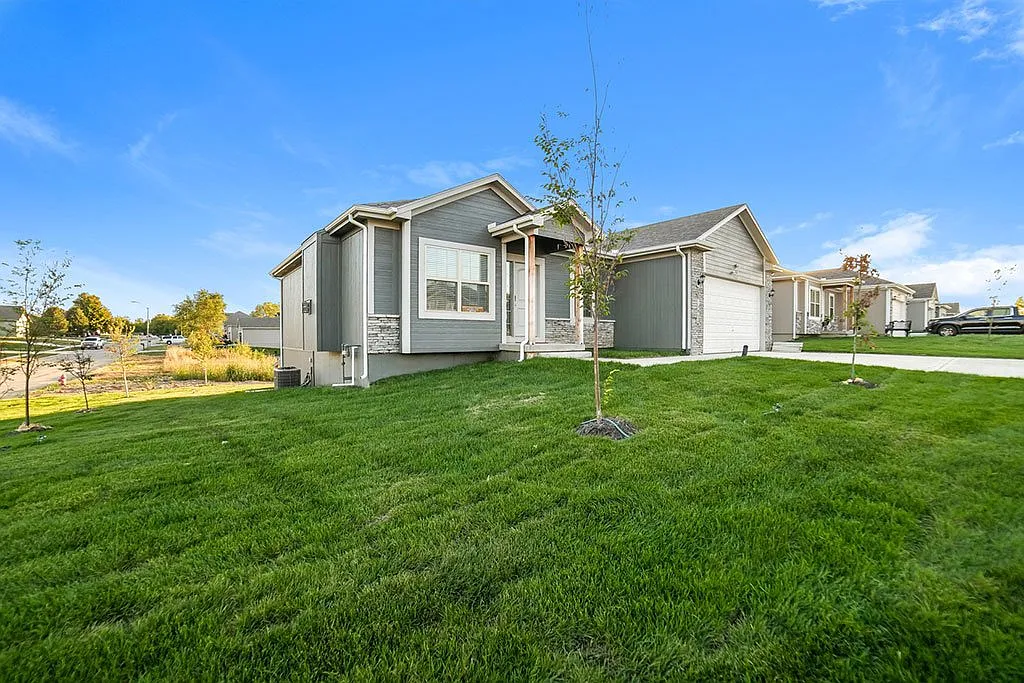 Building Photo - 1803 SW Hilltop Ct