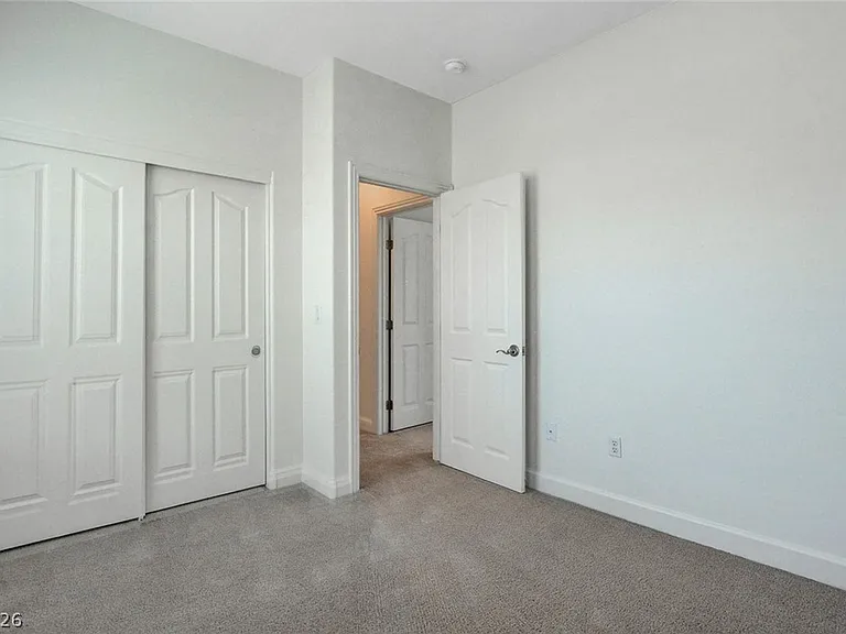 127 Tilbury Ave — Photo 32