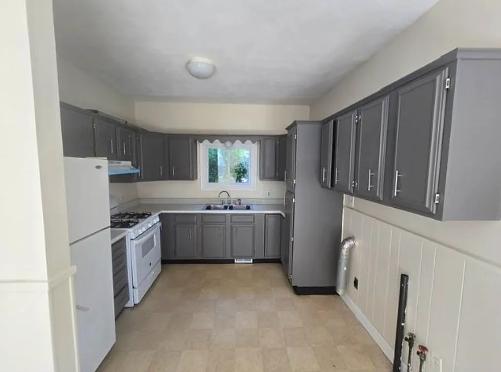 4 bed, 1.0 bath, 1612 sqft, $2,100 — Photo 2