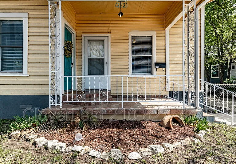 323 Barrera St — Photo 5