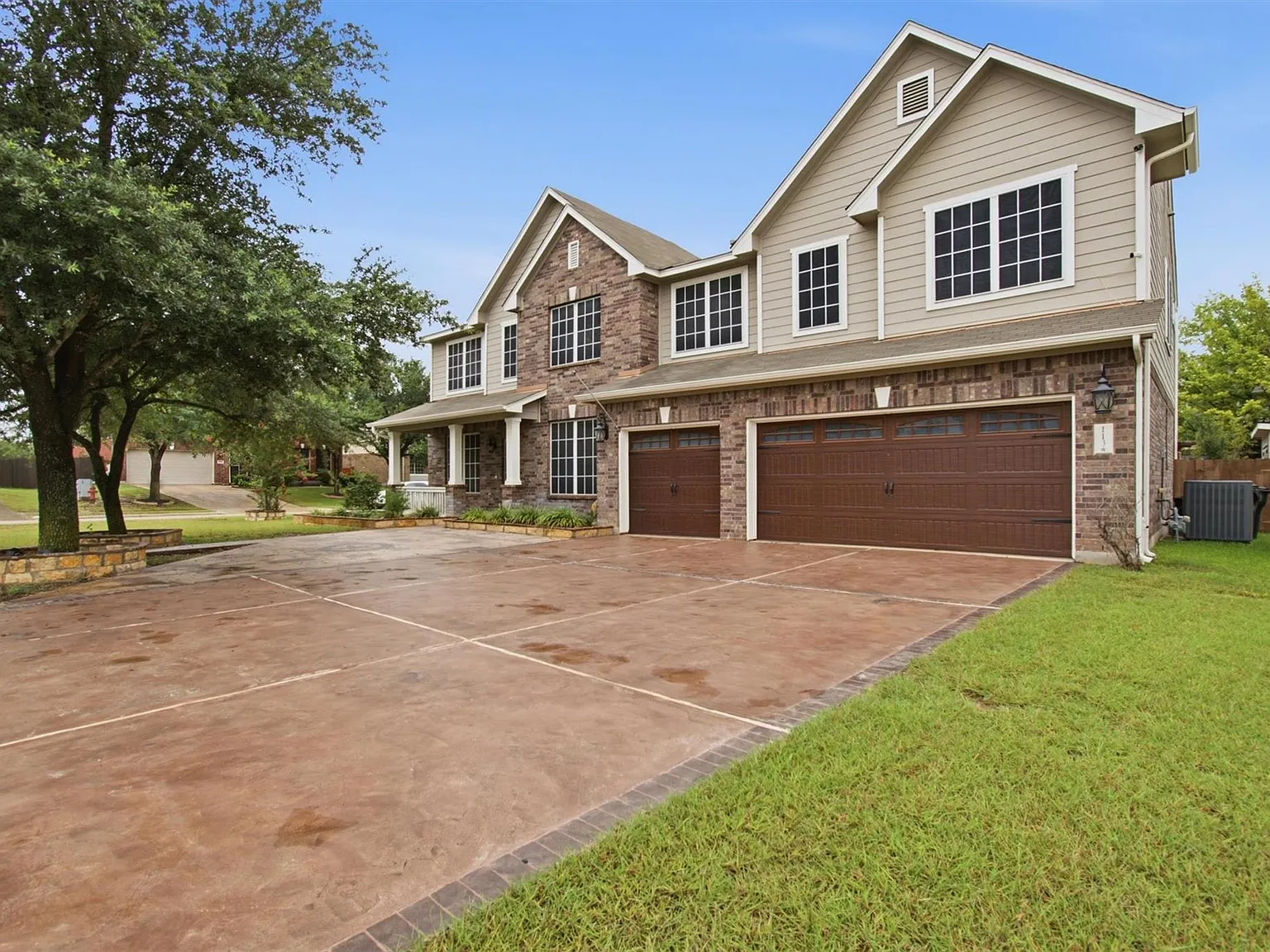 5 bed, 2.5 bath, 3776 sqft, $3,000 — Photo 3