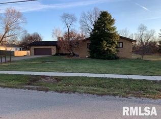 416 E Menard St, Riverton, IL