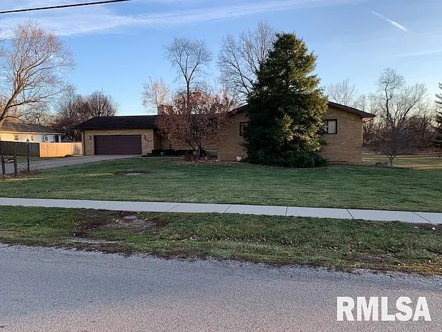 416 E Menard St photo 1