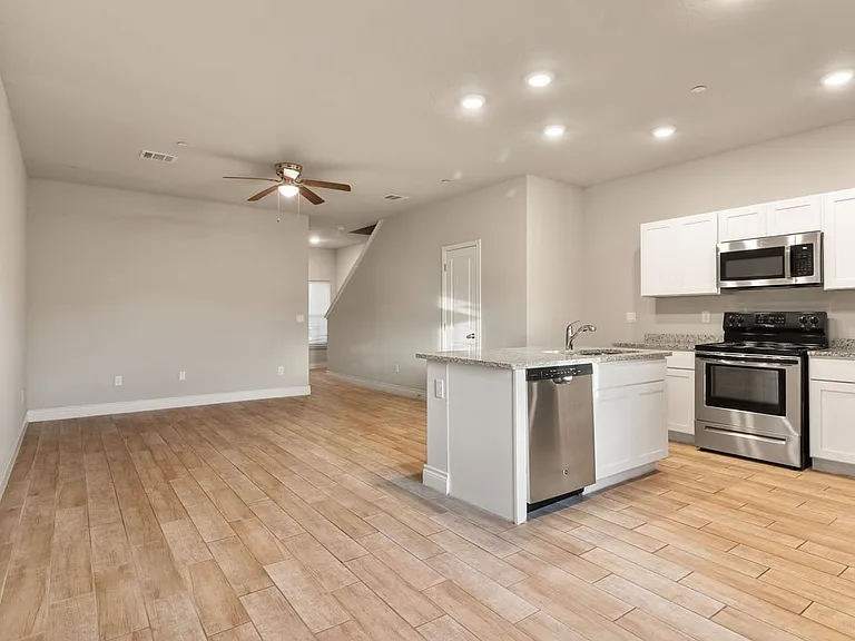7314 Savannah Brks — Photo 6