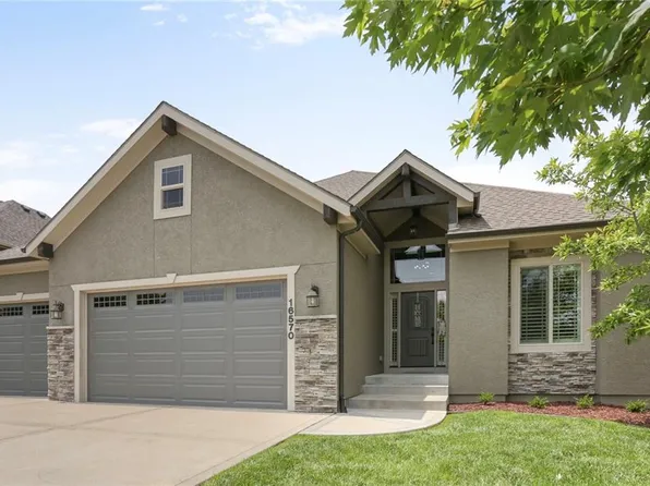 16570 S Ingrid St, Gardner, KS 66030
