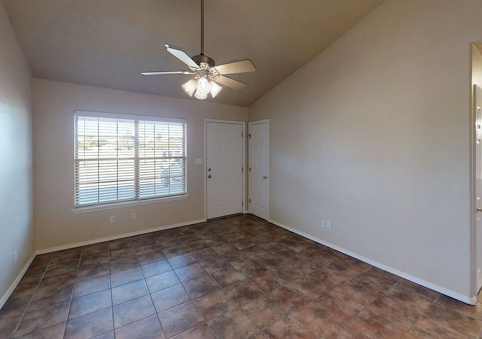 732 W 18th St — Photo 4