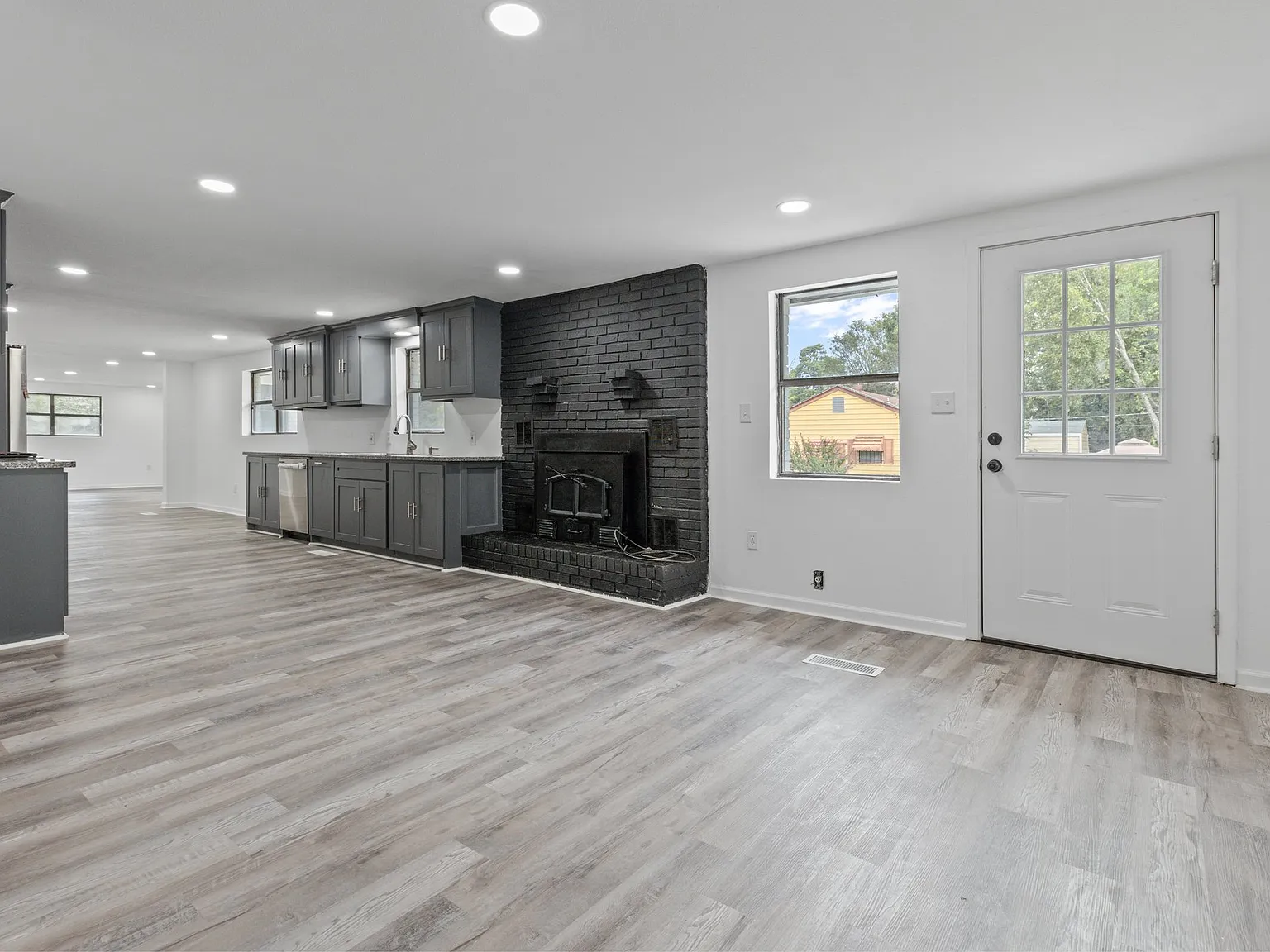 6 bed, 3000 sqft, $2,500 — Photo 3
