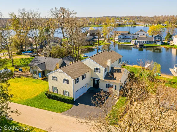 9355 Buckingham St, White Lake, MI 48386