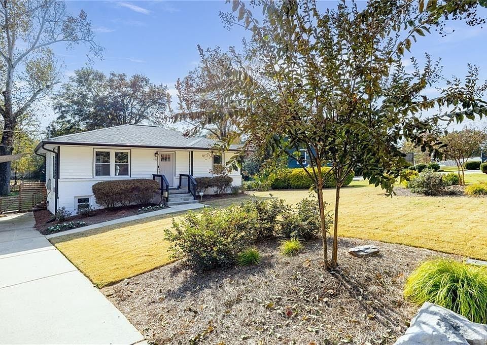 1st image of 982 Oakdale Dr SE