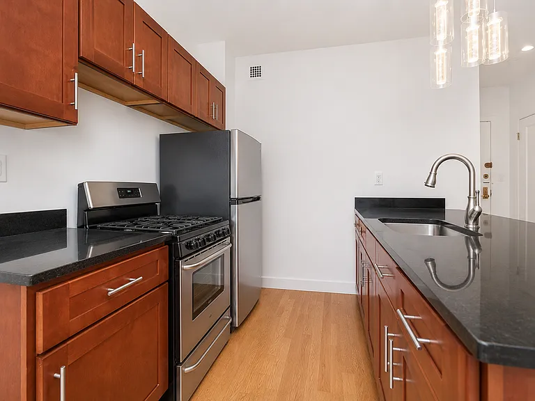 213 E 37th St #3FF — Photo 4