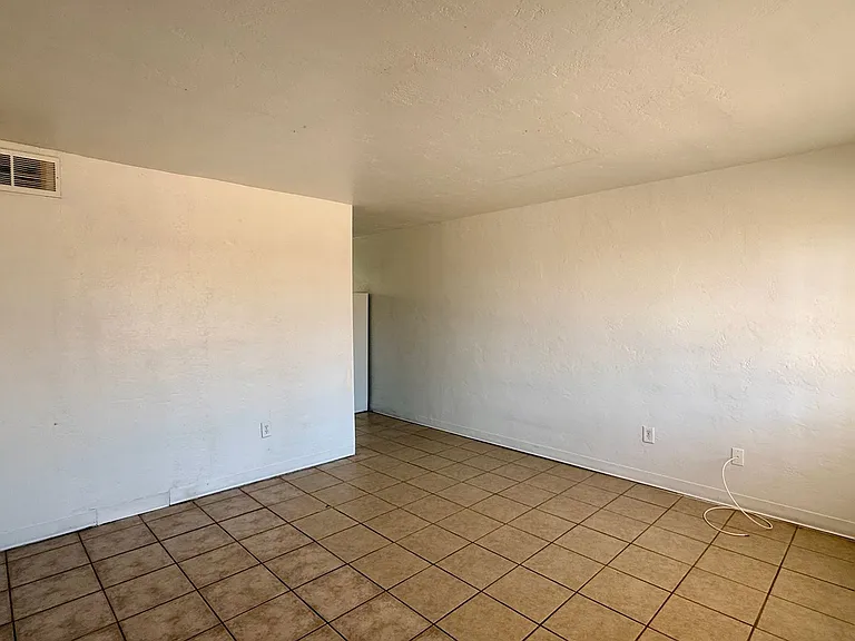 7532 N 21st Ave — Photo 4