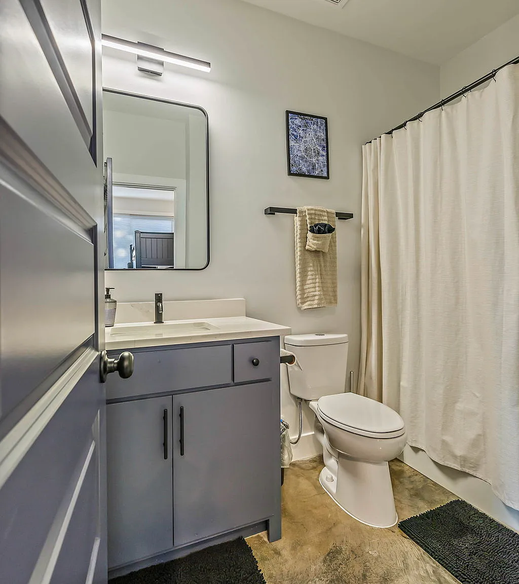4 bed, 4.5 bath, 2300 sqft, $5,895 — Photo 4
