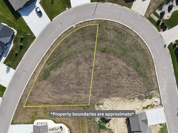 706 Valley View Cir, Milbank, SD 57252