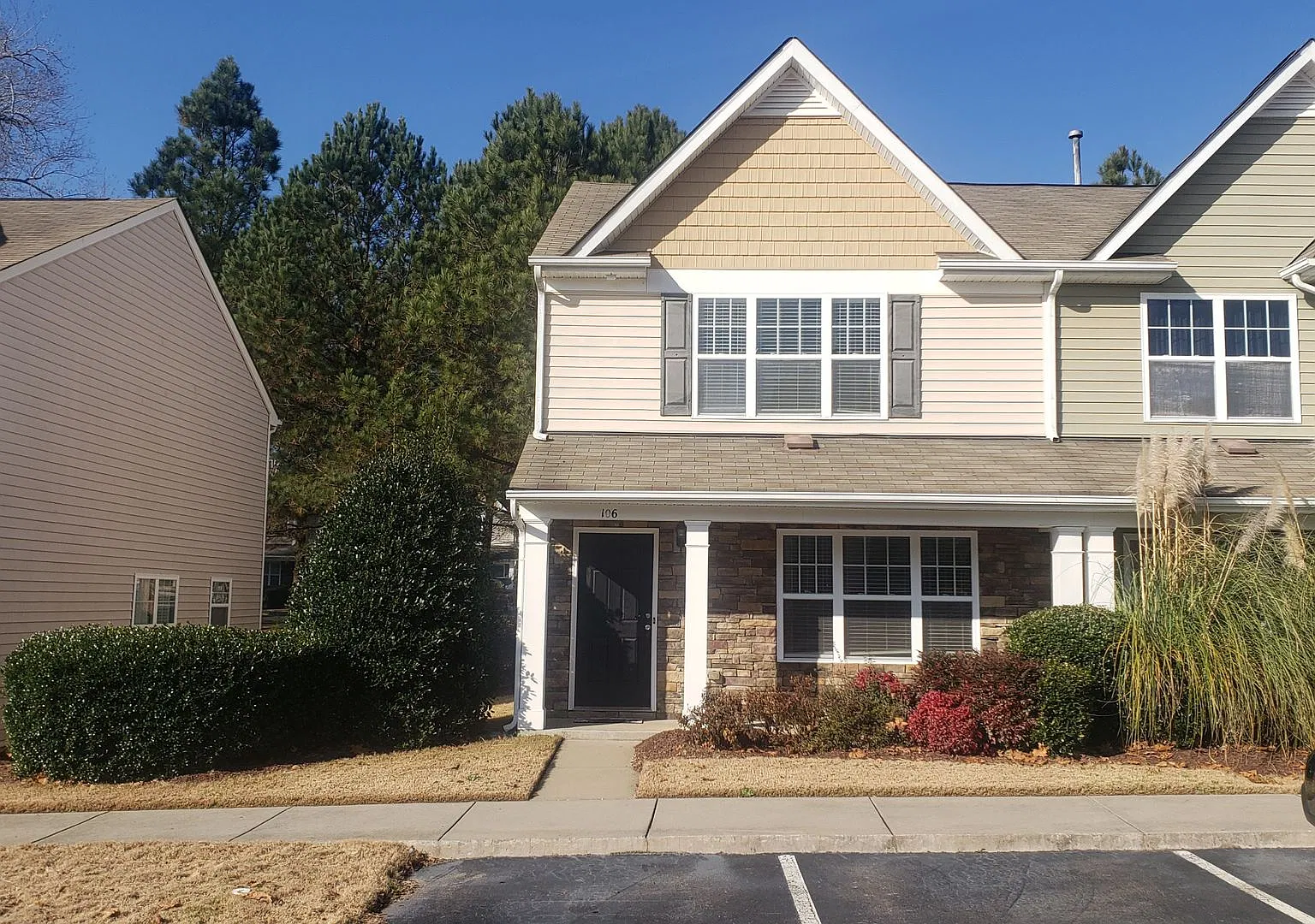 Wonderful 2br/2.5ba townhome near downtown Apex! Available Now! — Photo 1
