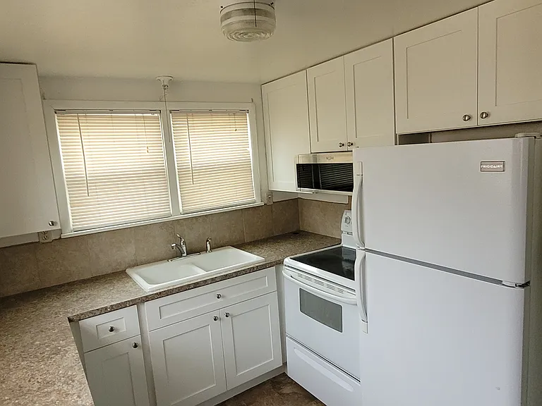 311 E Roosevelt Ave — Photo 2