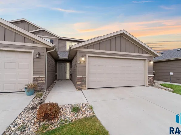 2502 E Meadowside Pl, Sioux Falls, SD 57108