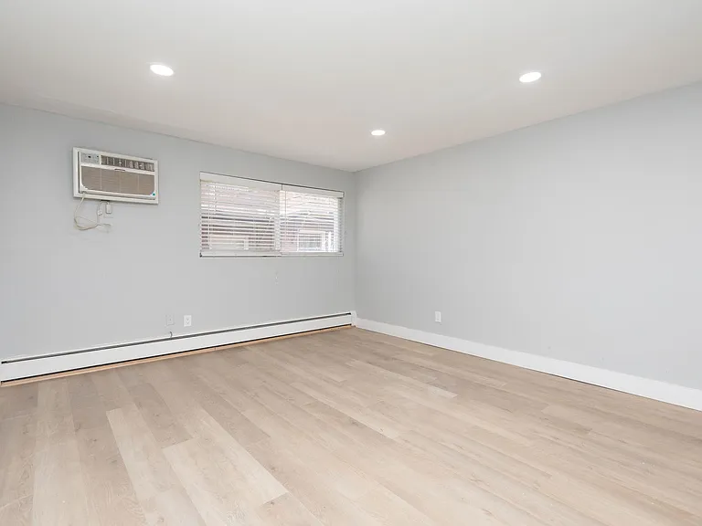 Wayne Court Apartments — Photo 14