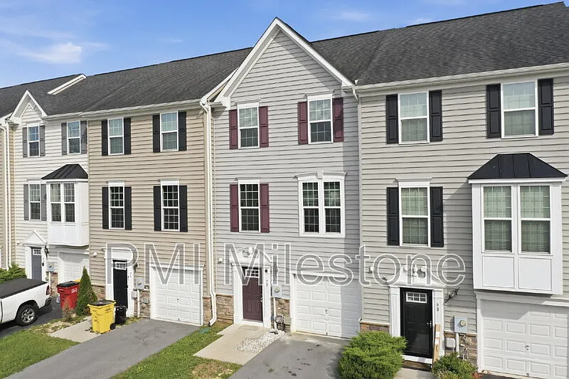 3 bed, 2.5 bath, 1917 sqft, $1,980 — Photo 3