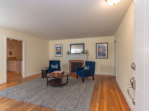 3rd image of 2424 Rosyln Way