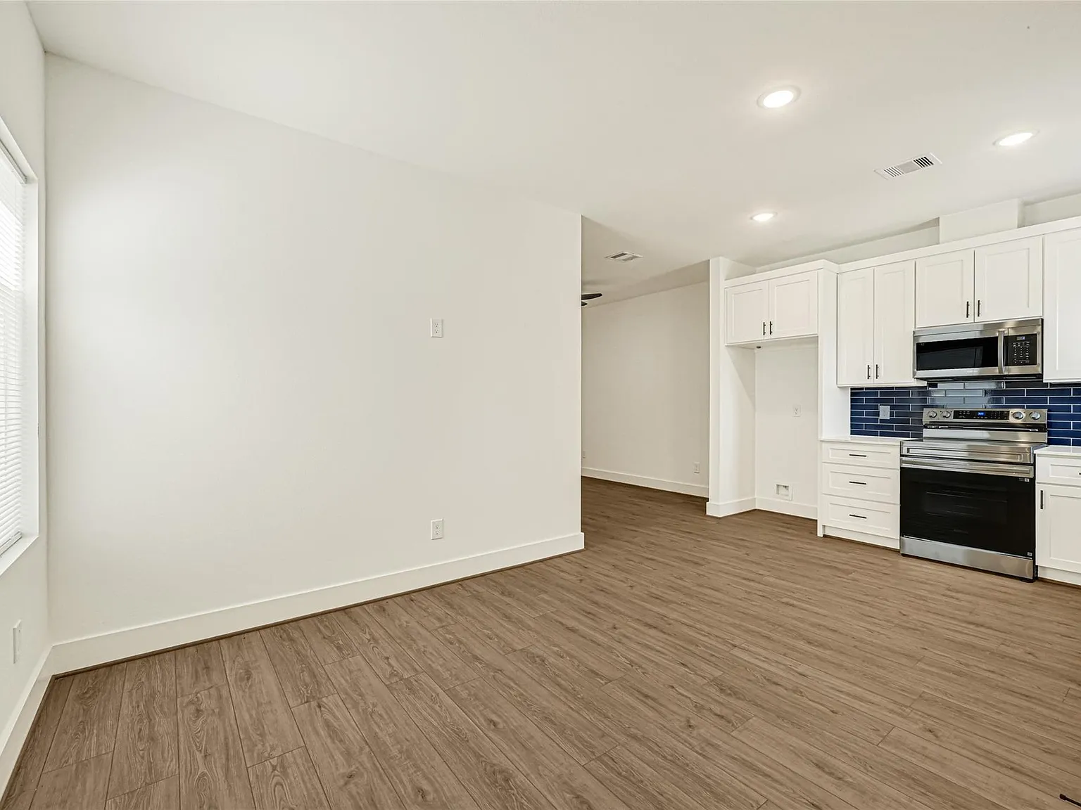 3 bed, 2.0 bath, 994 sqft, $1,600 — Photo 4