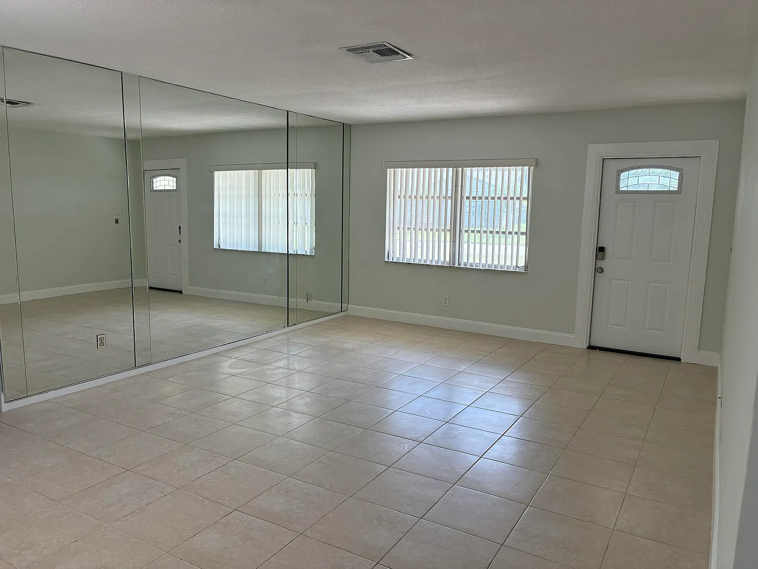 3 bed, 2.0 bath, 1366 sqft, $3,100 — Photo 2
