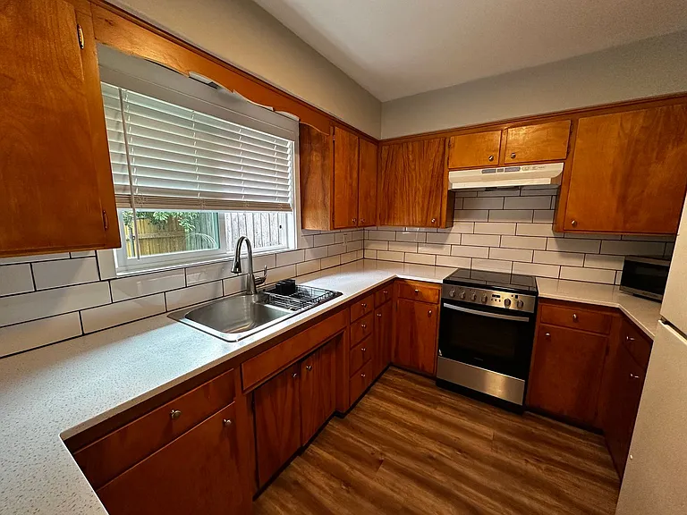 1703 Springhill Dr NE — Photo 2